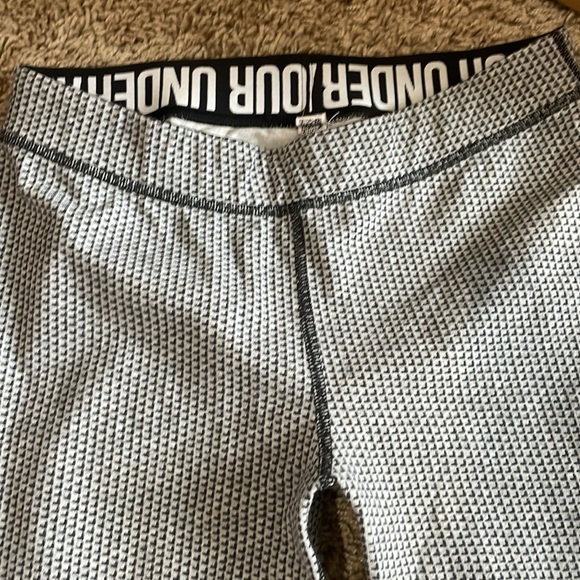 Athletic Bundle! 4 leggings and 1 Under Armour Dri-fit like shirt. Size small - Picture 9 of 12